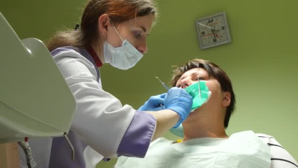 Onun diş check-up olan kadın — Stok video