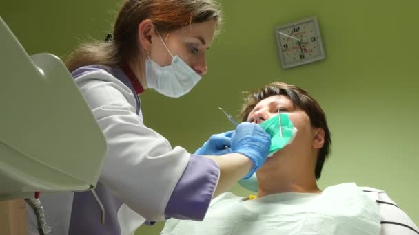 Mulher tendo seu check-up dentário 4k — Vídeo de Stock