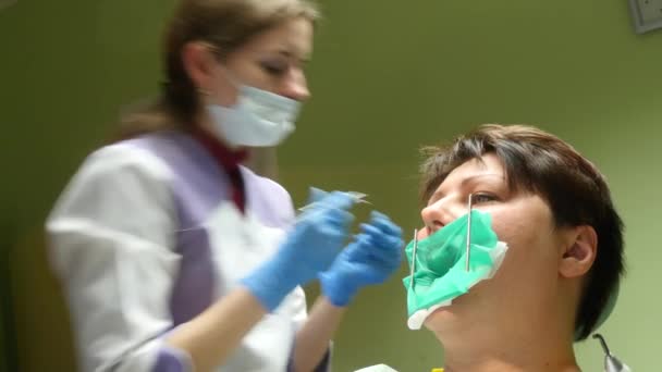Femme recevant un traitement dentaire 4k — Video