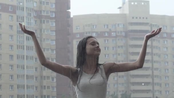 Joven chica disfrutando de la lluvia — Vídeo de stock