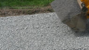 Ekskavatör kova çakıl taşır