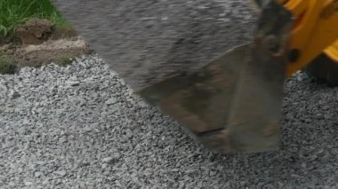 Ekskavatör kova çakıl taşır