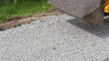 Ekskavatör kova çakıl taşır