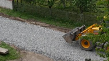 Ekskavatör kova çakıl taşır