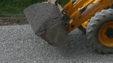 Ekskavatör kova çakıl taşır