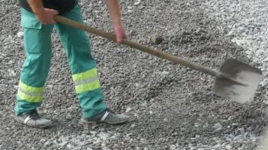 İnşaat işleri, kürek ile çalışan
