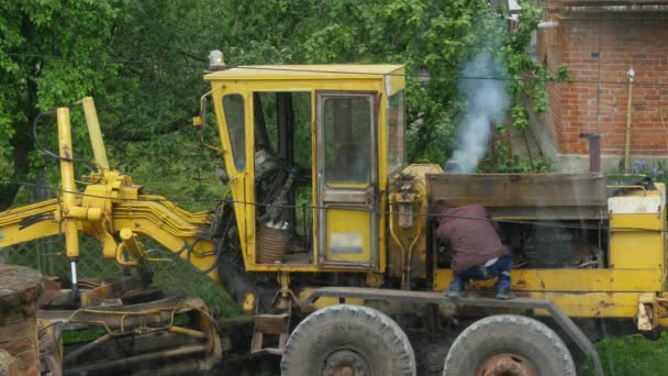 Adam inşaat buldozer başlar — Stok video