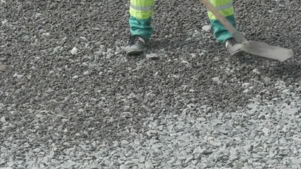 Trabajador con pala en obras de construcción — Vídeos de Stock