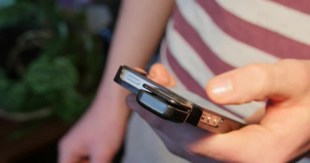 Мобильный платеж с помощью телефона — стоковое видео