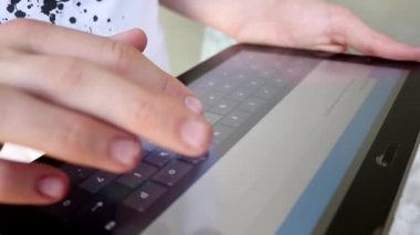 Tablet bilgisayar yavaş hareket ile erkek el