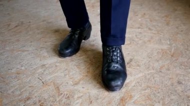 Adım ayakkabı yavaş dans İrlandalı ayaklarda