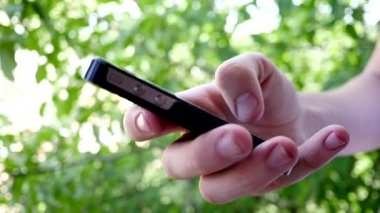 Smartphone yavaş hareket üzerinde mesaj yazarken