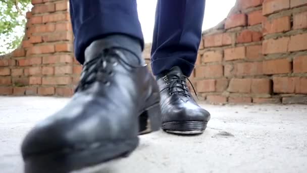 Nohy v irské taneční krok boty Zpomalený pohyb — Stock video