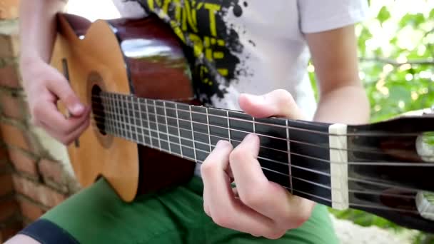 Молодой человек играет на гитаре соло медленное движение — стоковое видео
