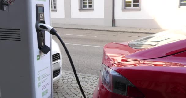 Repostaje de coche eléctrico con energía — Vídeo de stock