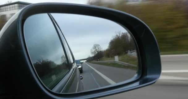 Reflexão no espelho retrovisor de um carro — Vídeo de Stock