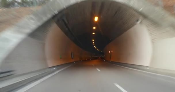 Rozpędzony samochód wewnątrz tunelu autostrady A — Wideo stockowe