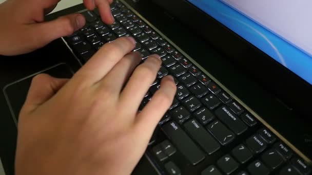Mains masculines avec ordinateur tablette Mouvement lent — Video