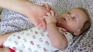 baba bebek elini tutarak