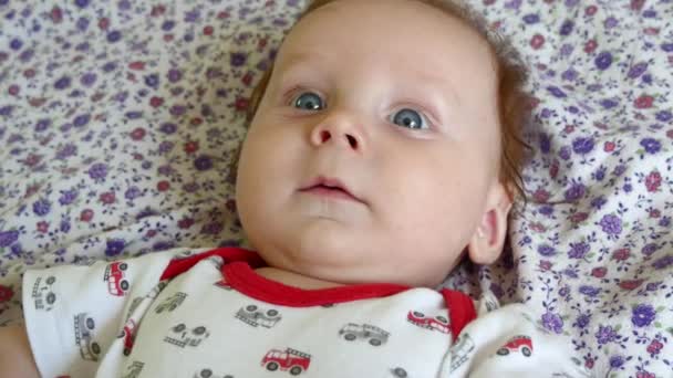 Lindo bebé recién nacido niño — Vídeos de Stock