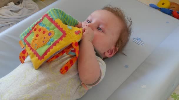 Bebê brincando com livro de histórias — Vídeo de Stock