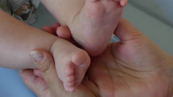 Madre manos y bebé pies — Vídeo de stock