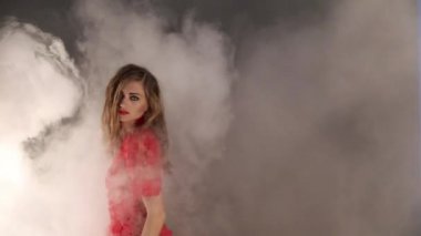 Güzel Bayan bir duman içinde poz