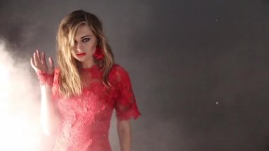 Duman içinde poz kız