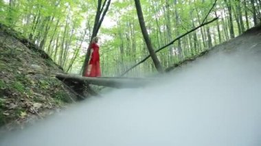 Gizemli kız ormanda yürüyüş