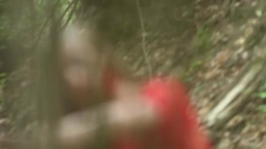 Ağaç kökleri arasında genç kadın