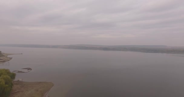 Casa con barcos en el lago — Vídeos de Stock