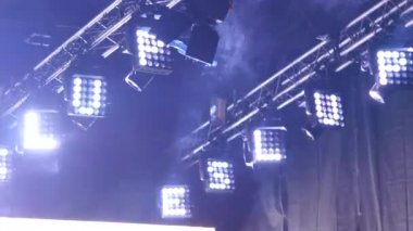 Yanıp sönen parlak sahne ışıkları