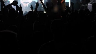 Kalabalık bir müzik konserinde