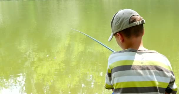 Jongen vissen in de buurt van rivier — Stockvideo