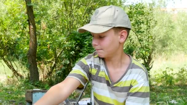 Garçon Pêche avec filature sur la rivière Mouvement lent — Video