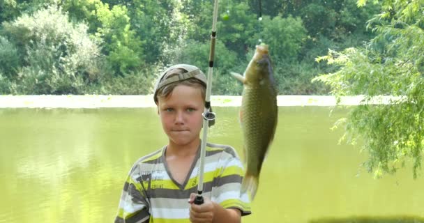 Menino caucasiano jovem com Pólo de Pesca e Peixe — Vídeo de Stock