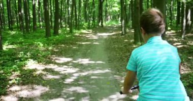 Orman yollar üzerinde bisiklet çocuk