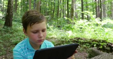 Tablet ormandaki çocukla