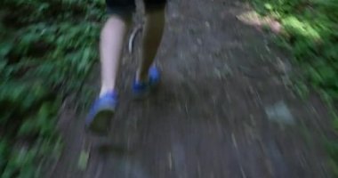 Ormanda bir iz üzerinde çalışan erkek iz Runner