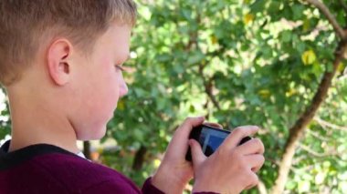 Smartphone cep telefonu ile fotoğrafların çocuk görüntülenmesi