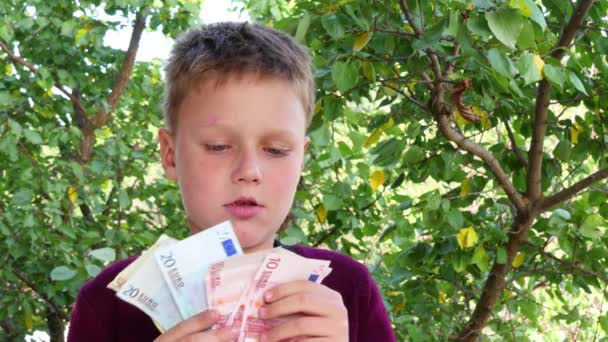 ユーロ紙幣の臭いがする少年 — ストック動画