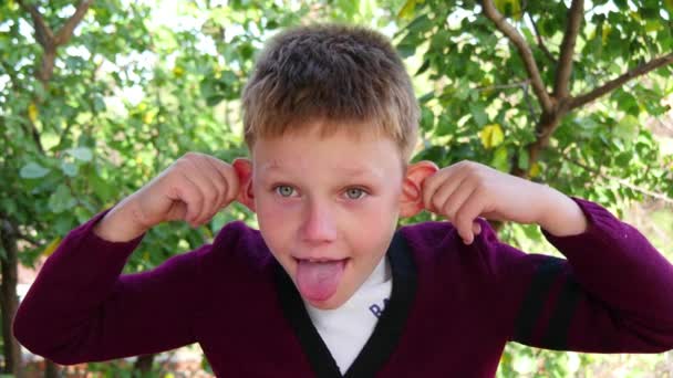 Çocuk yapma yüz yüz buruşturma — Stok video