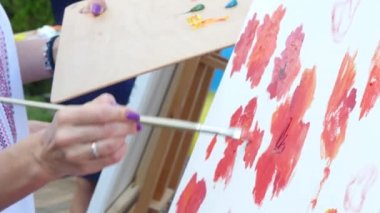 bir boya fırçası tutan el