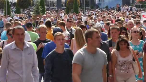 Толпа людей идет по улице — стоковое видео