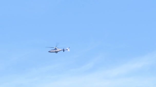 Hélicoptère volant contre le ciel bleu