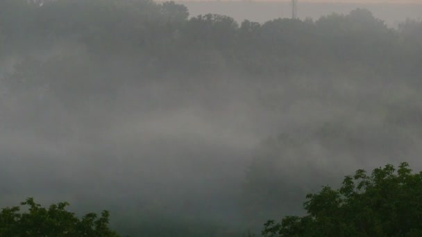 Ορεινό τοπίο με ομίχλη — Αρχείο Βίντεο