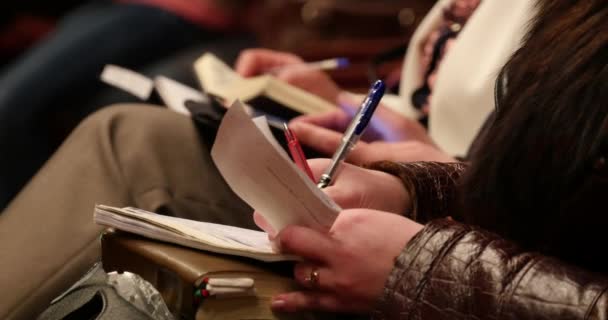 Estudiante universitario tomando notas mientras estudia — Vídeo de stock