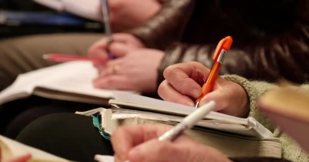 Eglise prenant des notes dans la rangée pendant le service de sermon — Video