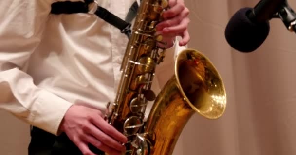 Chico tocando el Saxofón de Oro — Vídeo de stock