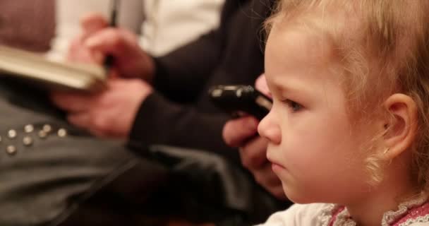 大学生が勉強しながらメモを取る ストック動画 C Uhdenis